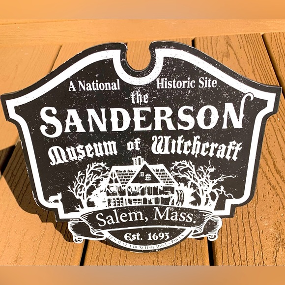 DISNEY NATIONAL HISTORICAL SITE THE SANDERSON MUSEUM OF WITCHCRAFT TABLETOP SIGN - Picture 4 of 4